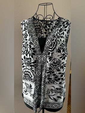 JM Collection Black and White Floral V-Neck Sleeveless Camisole
